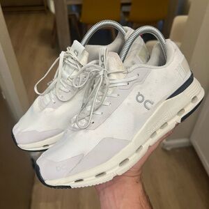 On Cloud Running White size 7 Men/ 8.5w